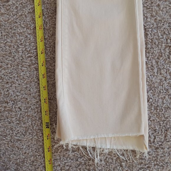 MOTHER Denim The Insider Crop Step Fray in Chalk Ivory - Picture 12 of 12